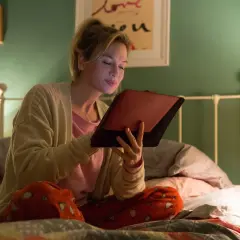 Bridget Jones czyta na tablecie. Helen Fielding, autorka popularnej książki Dziennik Bridget Jones, stworzyła tę postać.