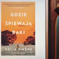 Okładka książki "Gdzie śpiewają raki" Delii Owens, z cytatem Reese Witherspoon.