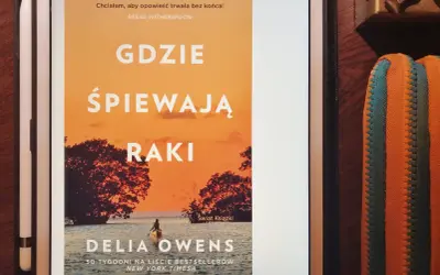 Okładka książki "Gdzie śpiewają raki" Delii Owens, z cytatem Reese Witherspoon.