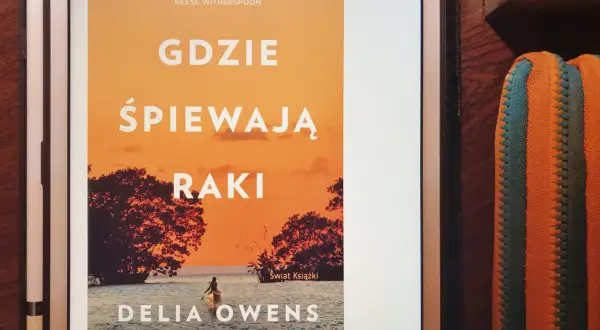 Okładka książki "Gdzie śpiewają raki" Delii Owens, z cytatem Reese Witherspoon.