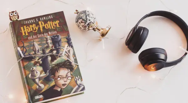 Kto napisał serię książek o Harrym Potterze? Poznaj J.K. Rowling