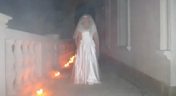 Biała dama horror - mroczna opowieść o tajemnicy i zbrodni