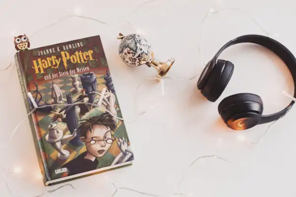 Kto napisał serię książek o Harrym Potterze? Poznaj J.K. Rowling